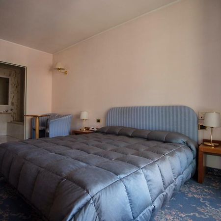 Hostellerie Du Cheval Blanc Aosta Exterior photo